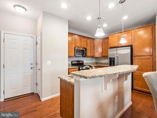Building Photo - 43889 Centergate Dr