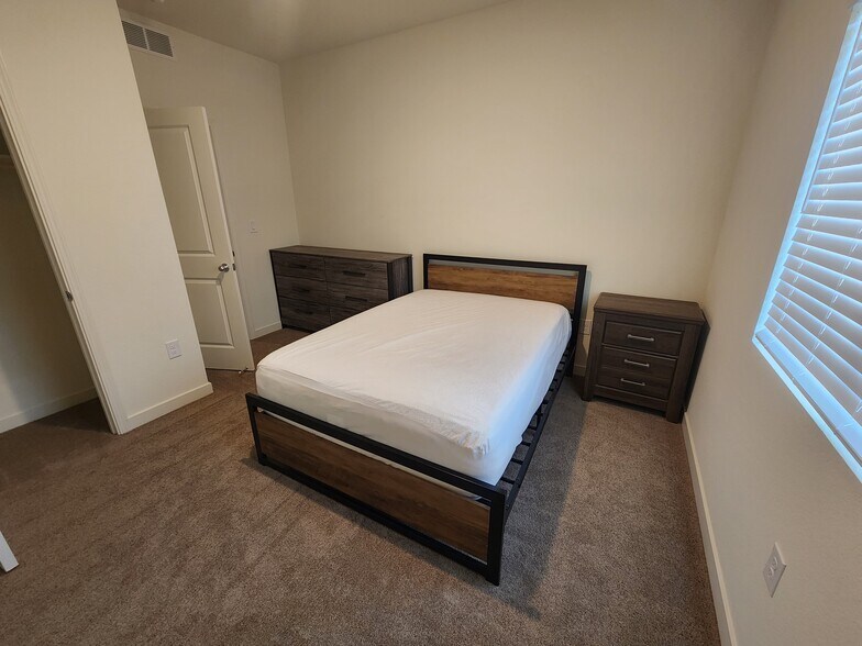 Building Photo - 1008 Maple Way