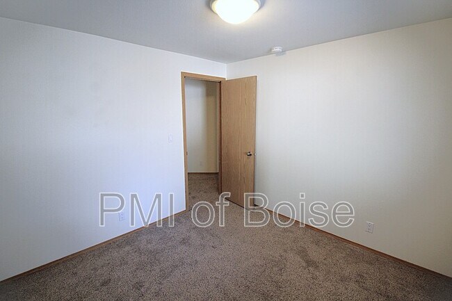 Building Photo - 8013 W Queen Ct