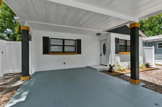 Building Photo - 1706 E Poinsettia Ave