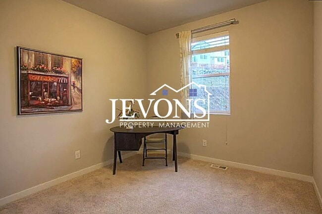 Building Photo - 1399 NE Hickory Ln