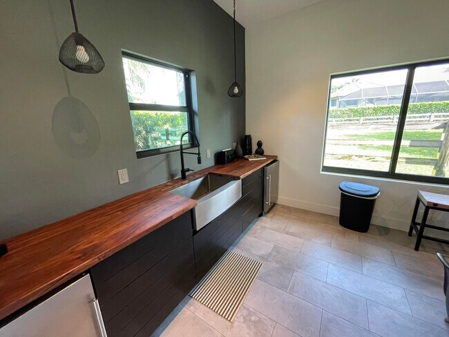 Building Photo - 14372 Equestrian Way