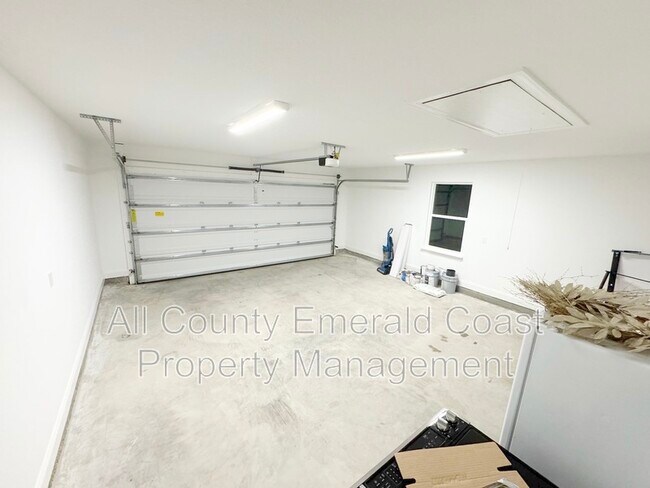 Building Photo - 481 Kelly St