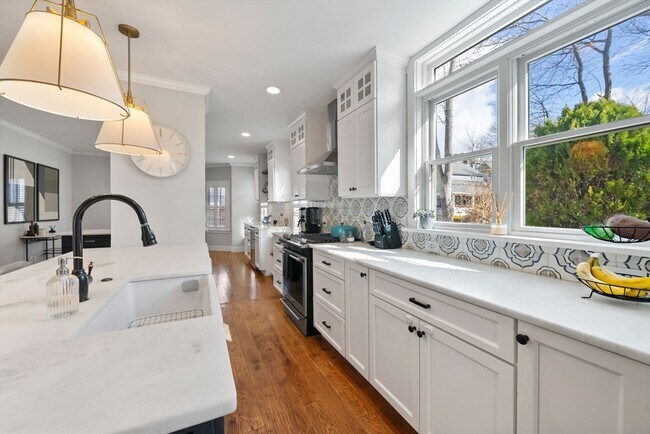 Building Photo - 71 King St