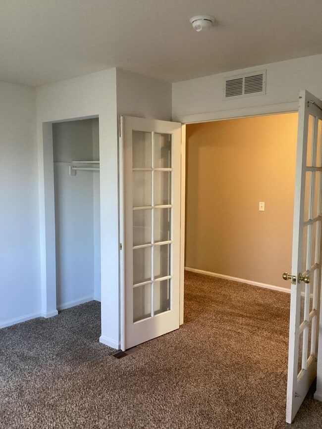 Building Photo - 3 bedroom, 2 Bath Ranch Home with 2 Car At...