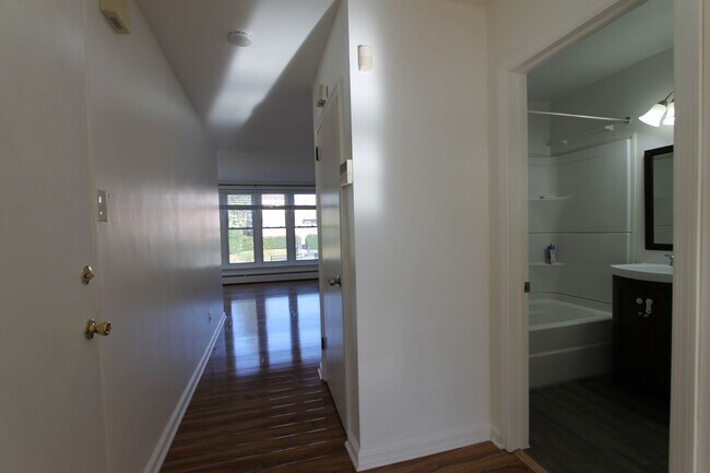 Building Photo - 6460 Ardleigh St