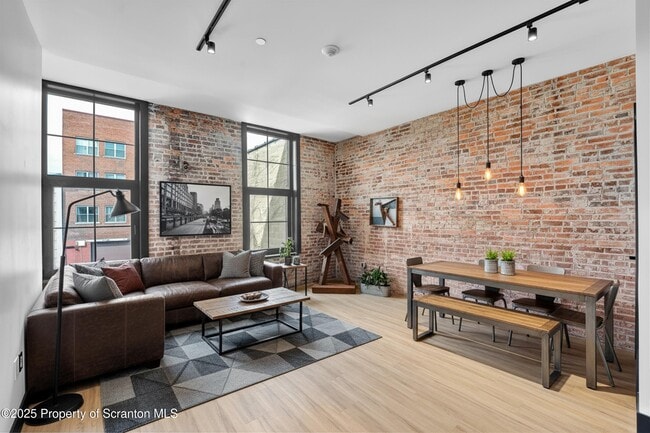 Building Photo - 115 Penn Ave