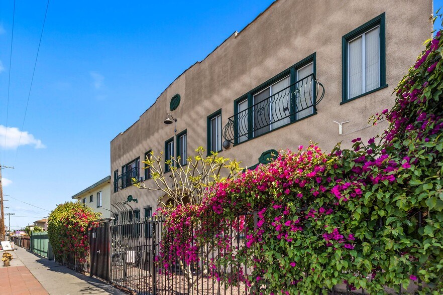 Building Photo - 842 W 83rd St