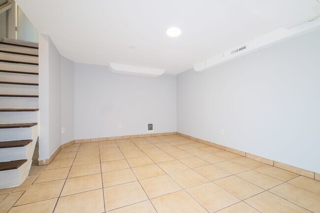 Building Photo - Comfort and Convenience Meet in This Burien Gem