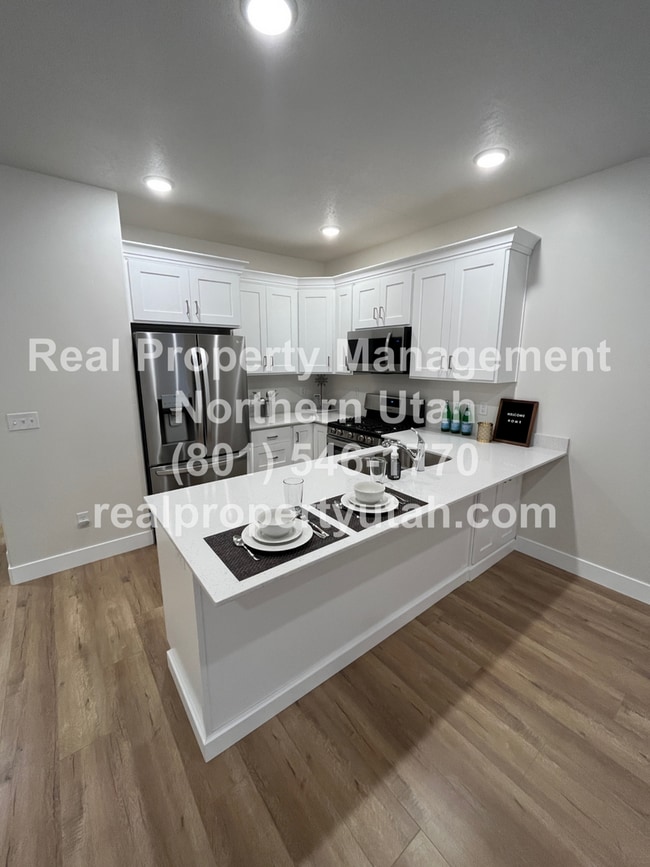 Building Photo - 3 Bedroom 2.5 Baths End Unit Townhome Avai...