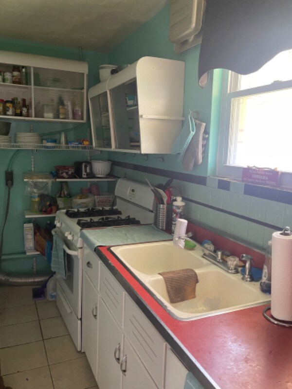 Building Photo - 2414 E 7th St