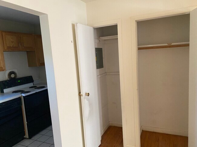 Building Photo - 136 S Chestnut St