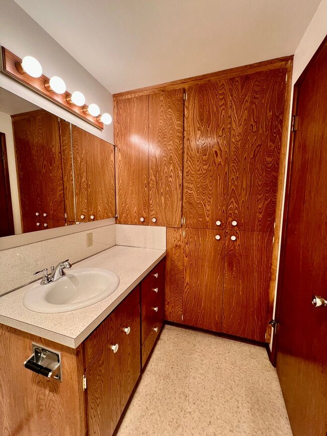 Building Photo - Updated 3BD Rambler w/ Exterior Amenities