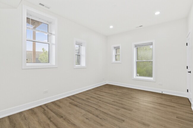 Building Photo - 4338 N Clarendon Ave