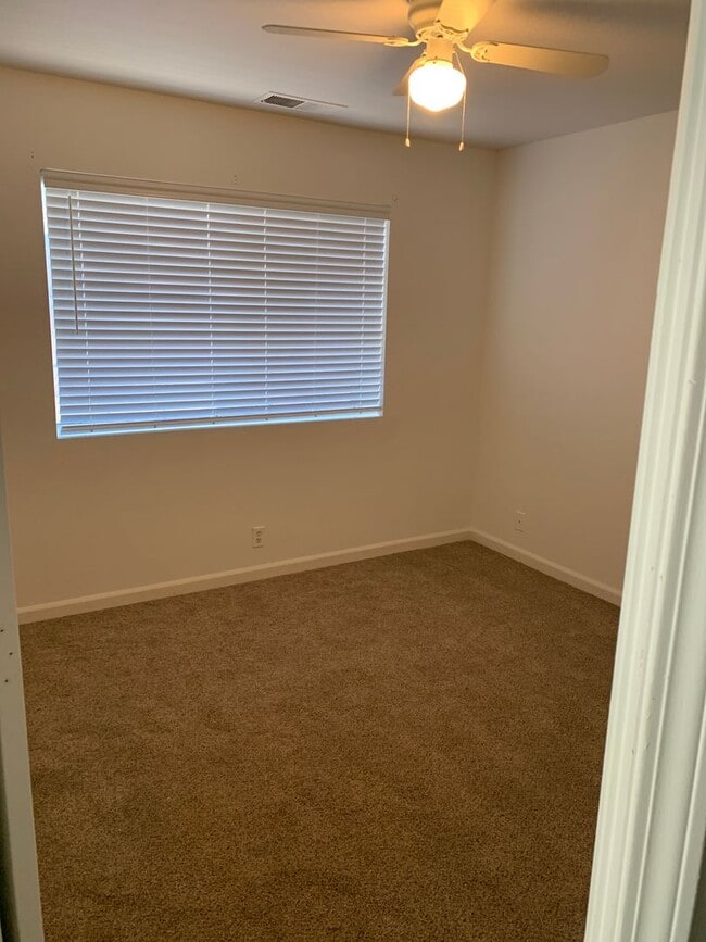 Building Photo - Recently-remodeled 3 bed 2 bath
