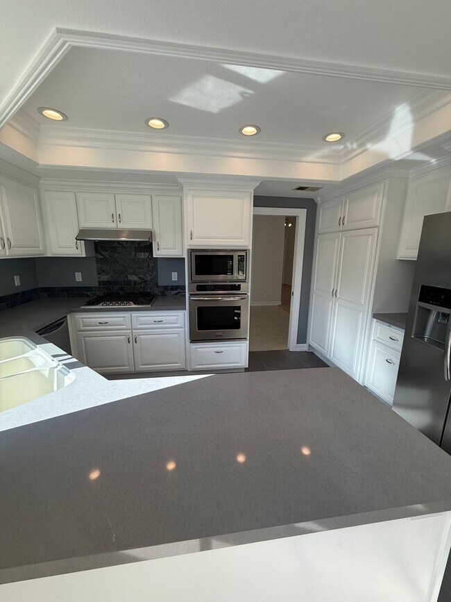 Building Photo - Spacious End-of-Culdesac 4-bed, 2.5-bath Home with Private Sparkling Pool & Spa