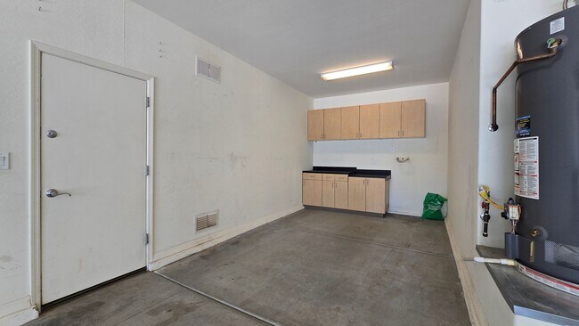 Building Photo - Upgraded kitchen and lots of sq ft in Verrado!