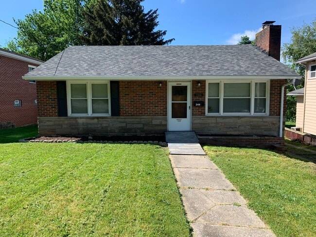 Building Photo - 2 Bedrooms  & 1 Bathroom - East end of Bar...