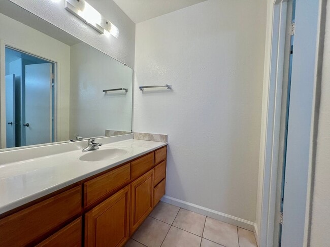 Building Photo - Duplex available in Little Saigon!