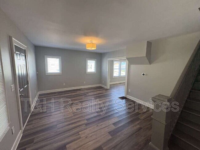 Building Photo - 639 N Gray St