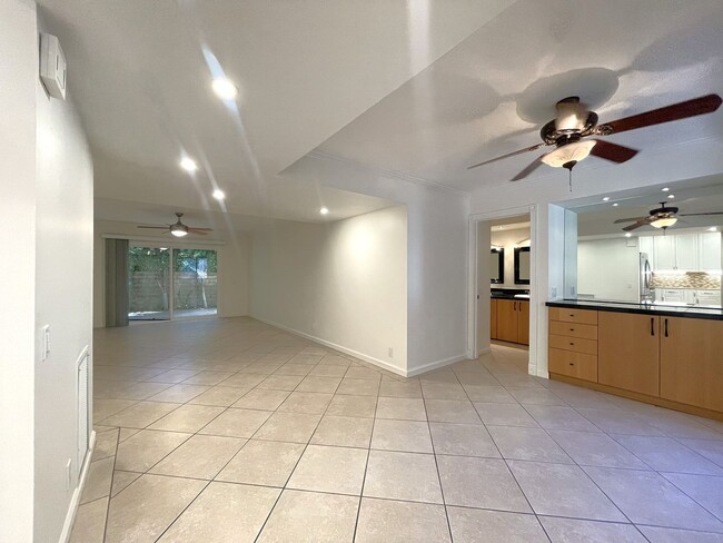 Building Photo - AVAILABLE NOW! 2 Bed 2 Bath Condo in Palm ...