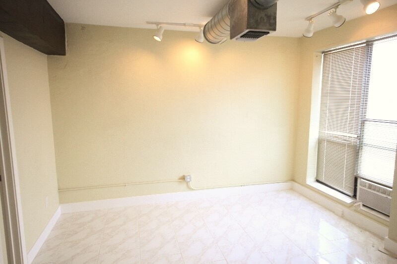 Building Photo - 710 S Medina St