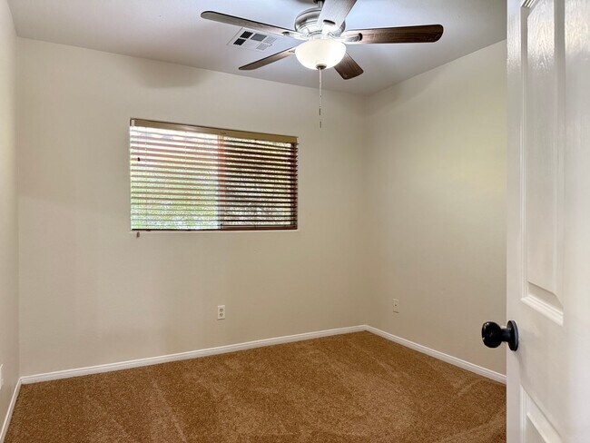Building Photo - 4 Bedrooms, Den, and Loft