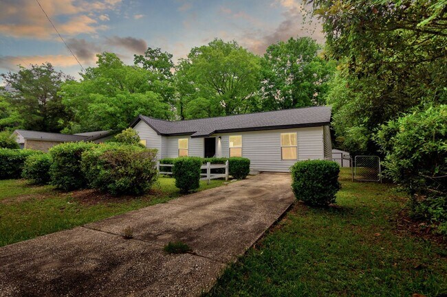 Building Photo - 3 Bedroom in Crestview!!