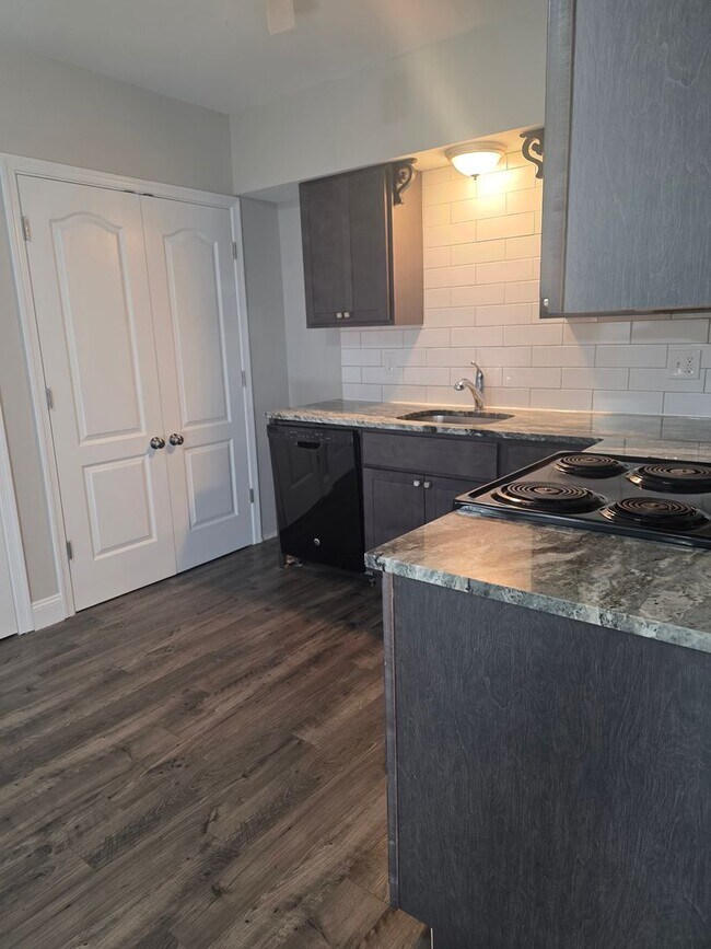 Building Photo - 2nd floor Apartment in Townsend