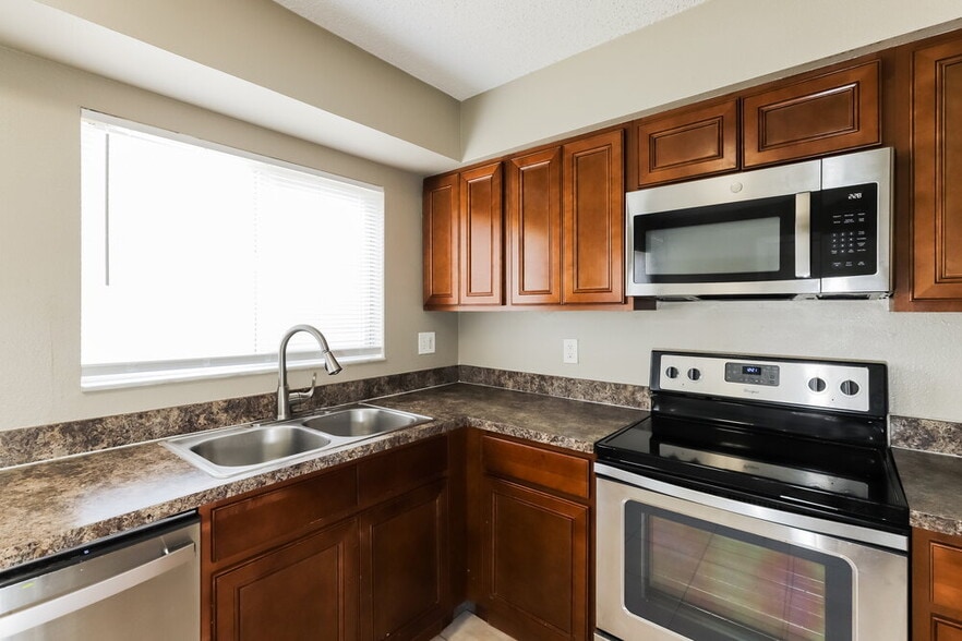 Building Photo - 3114 Summer House Dr