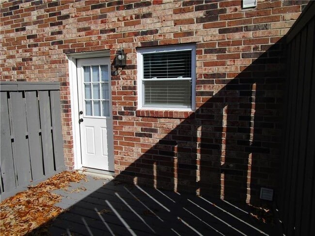 Building Photo - 1235 Riverside Dr