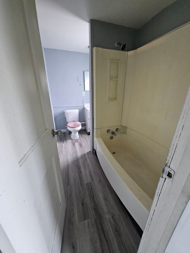 Building Photo - Upper 2 bedroom with gas included East Side