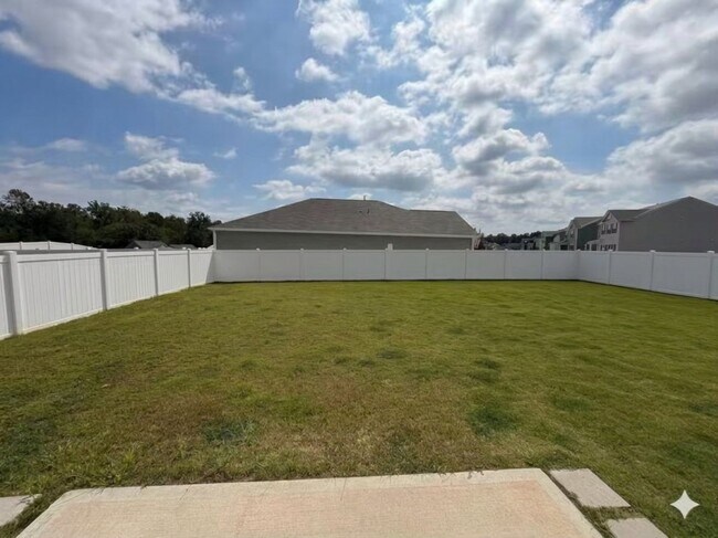 Building Photo - 121 Roocroft Ct