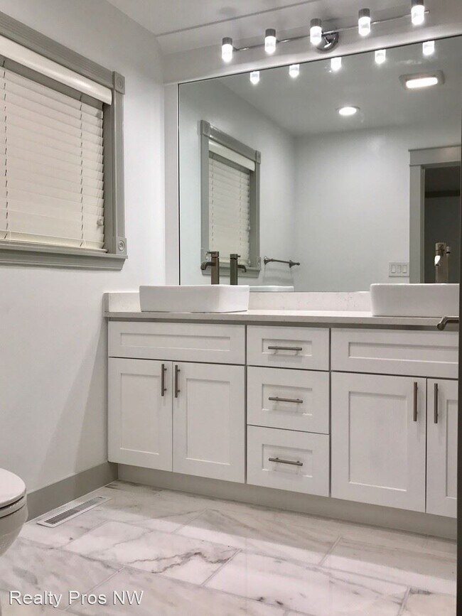 Building Photo - 3 br, 2.5 bath House - 1845 Evergreen Poin...