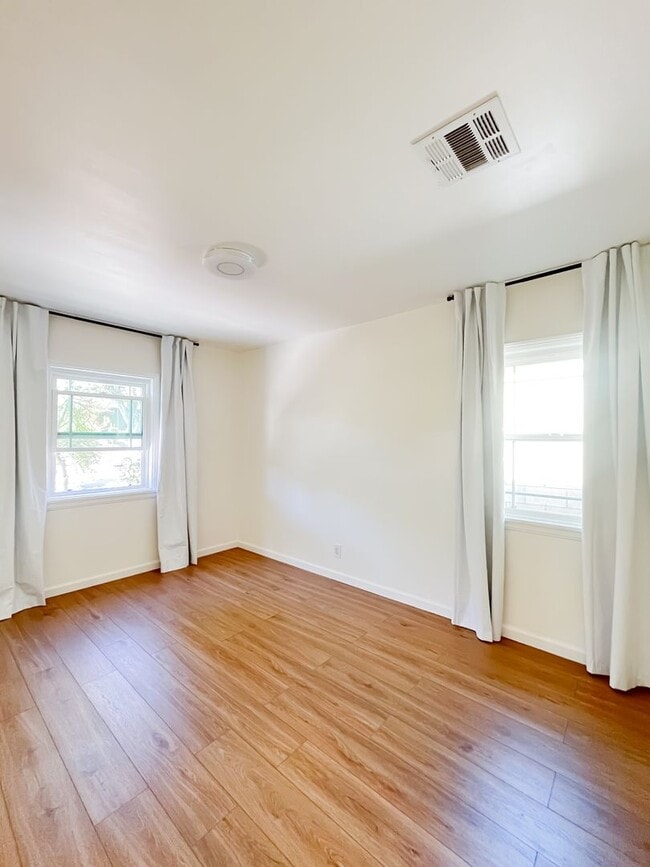 Building Photo - Charming Stand-Alone Home