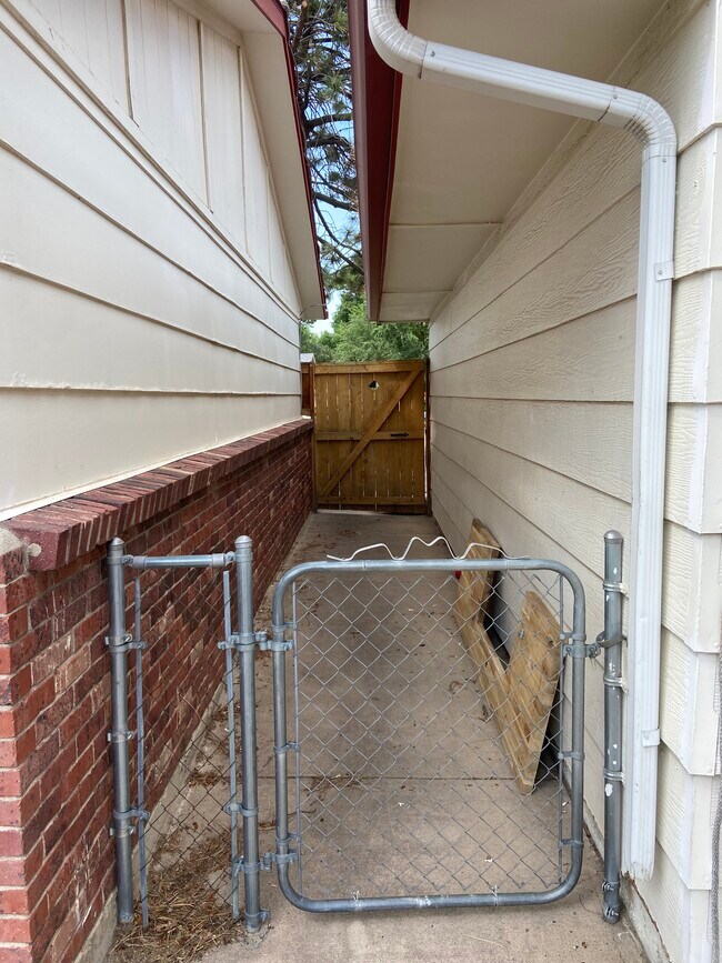 Building Photo - 214 Douglas Fir Ave