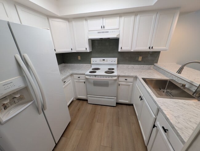 Building Photo - Ground Floor UPDATED 1/1 Washer Dryer Hookups