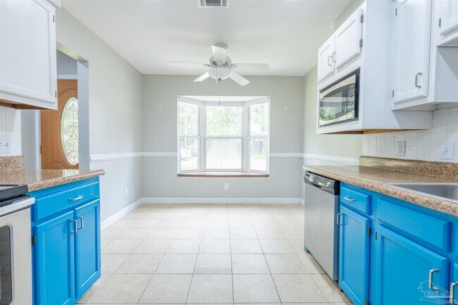 Building Photo - 848 Meadow Ln