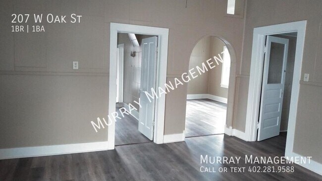 Building Photo - 207 W Oak St