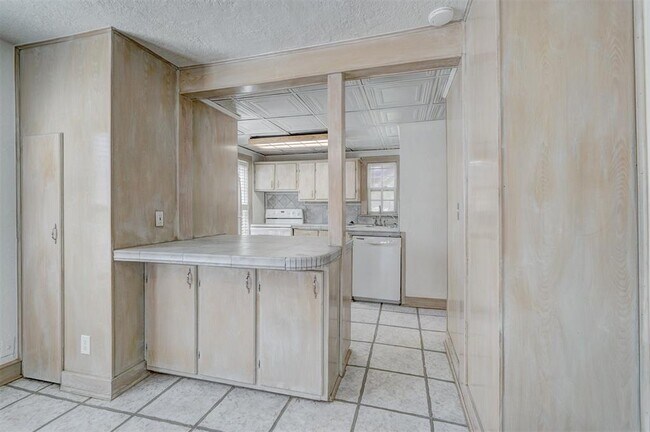 Building Photo - 404 Chautauqua Ave
