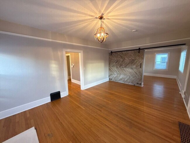 Building Photo - 1615 D St NE