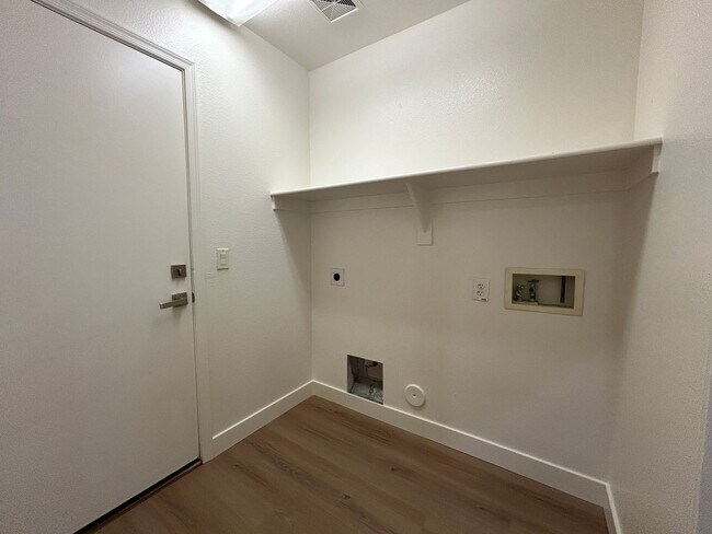 Building Photo - 434 E Chicory Pl