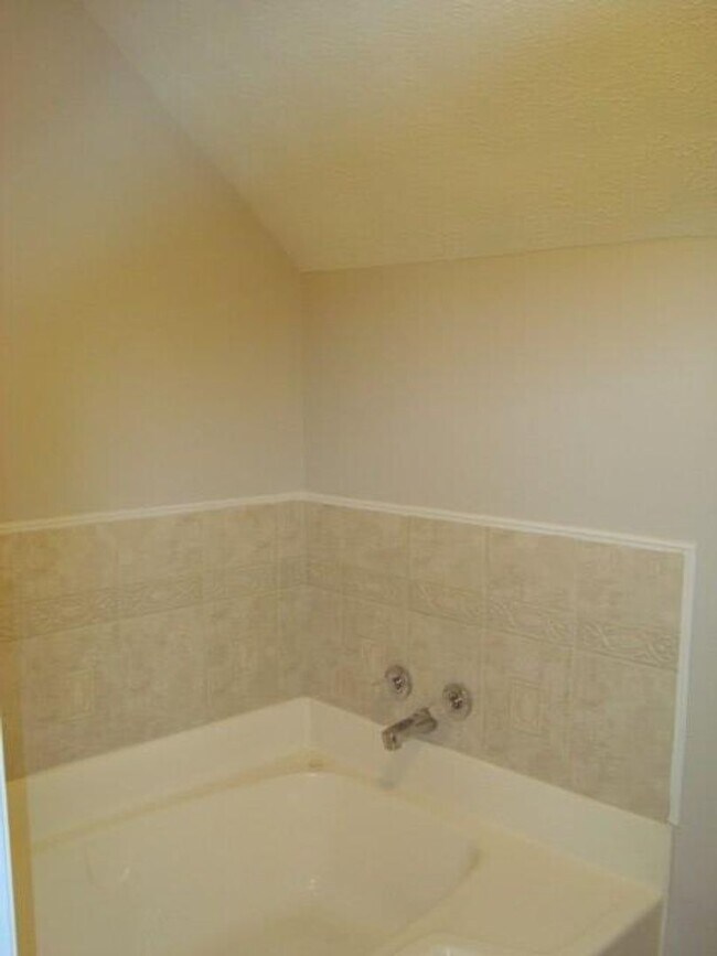 Building Photo - Charming Three Bedroom home available in Phenix City Al!