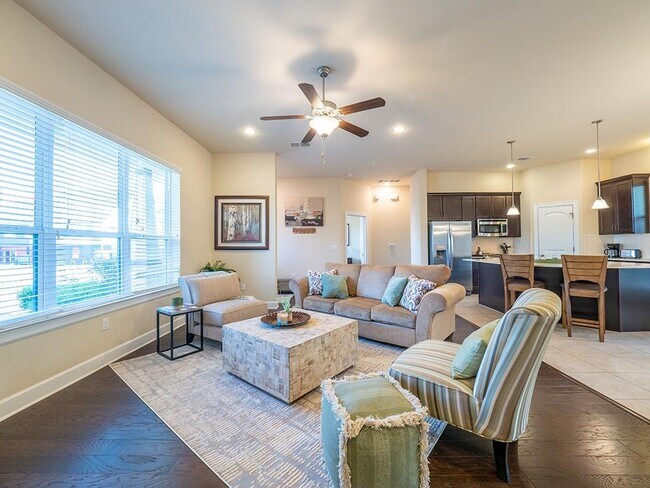 Building Photo - 5605 Roosevelt Ave