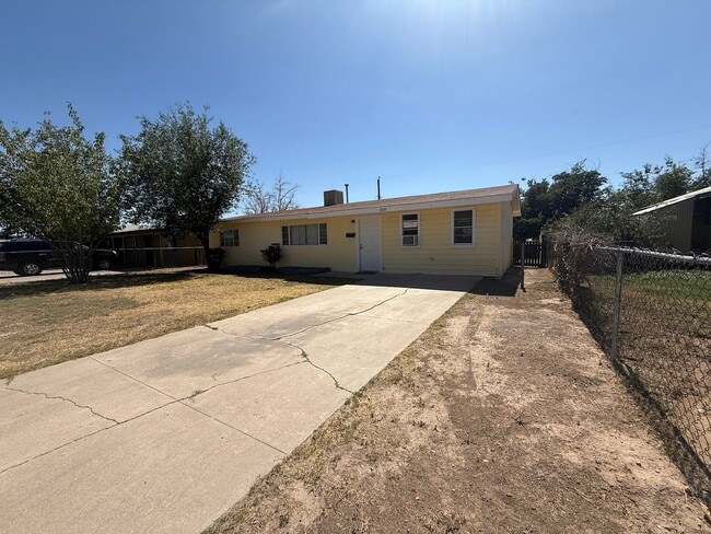 Building Photo - 809 Spruce Ave