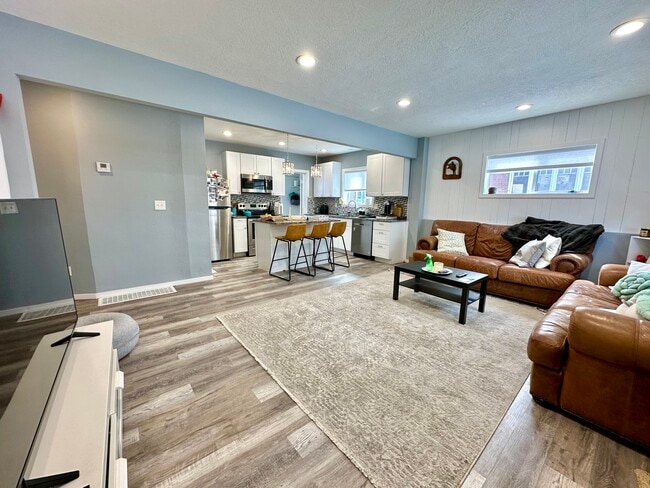 Building Photo - 382 N 200 E