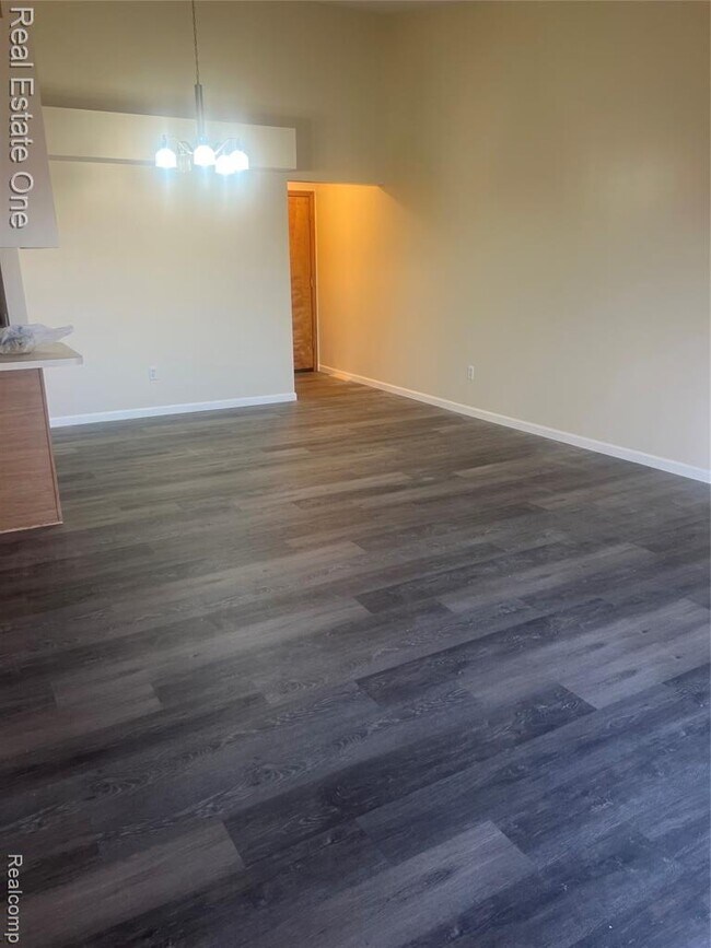 Building Photo - 15815 Lakeside Dr