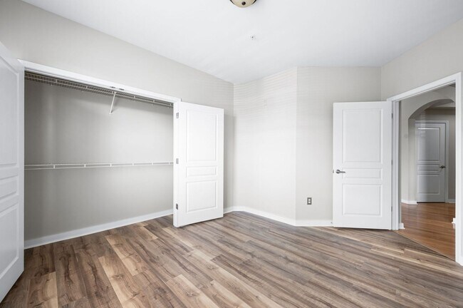 Building Photo - Spacious 3BR/2BA end unit at Bristol West ...