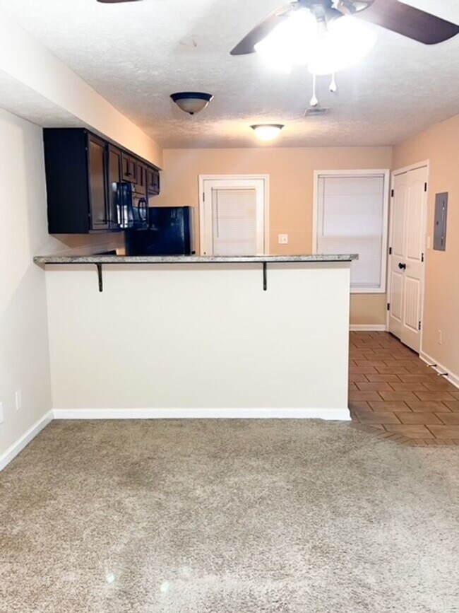 Building Photo - 2 Bedroom 1.5 Bathroom Townhome!!!