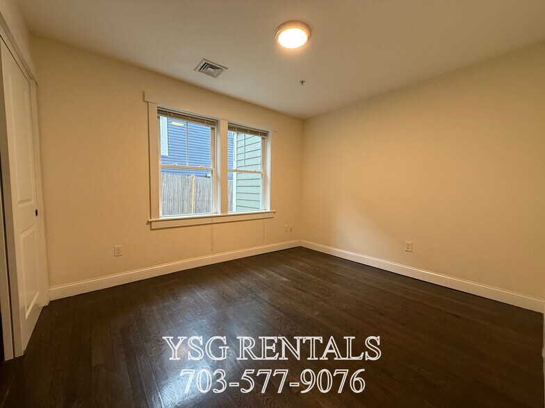 Building Photo - 24 Sunset St